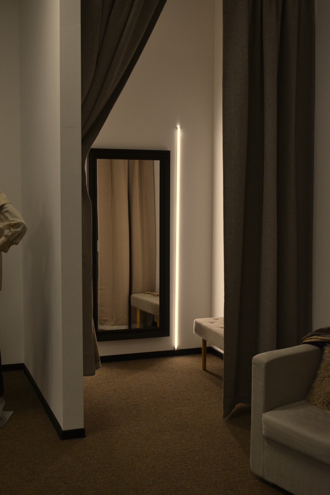 SWANK showroom fitting room